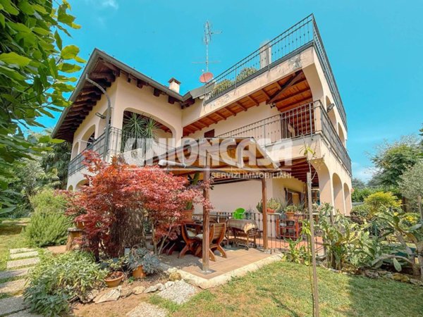 casa indipendente in vendita a Fenegrò