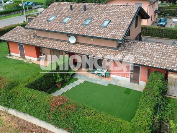 casa indipendente in vendita a Fenegrò