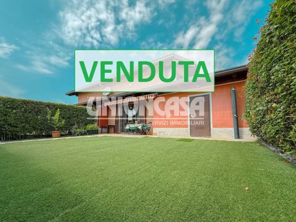 casa indipendente in vendita a Fenegrò