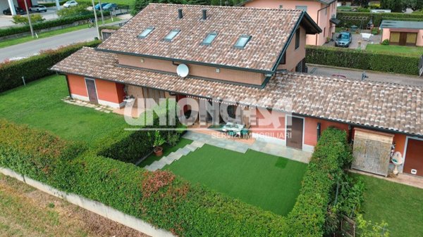 casa indipendente in vendita a Fenegrò