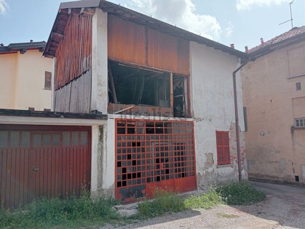 casale in vendita a Fenegrò