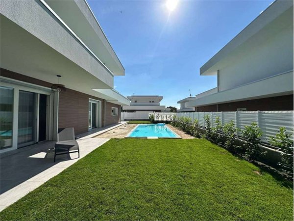 casa indipendente in vendita a Fenegrò