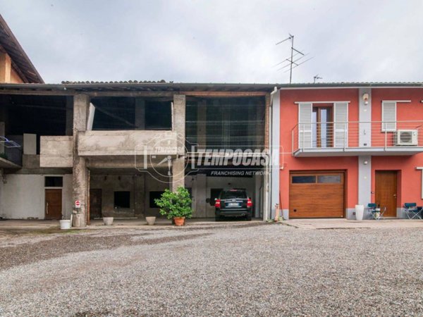 appartamento in vendita a Fenegrò