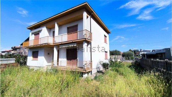 casa indipendente in vendita a Fenegrò