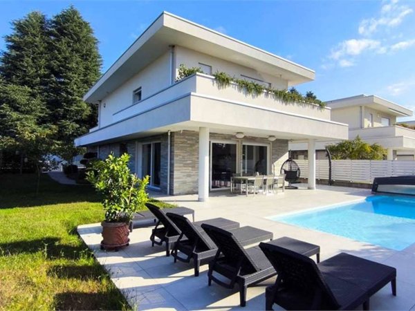 casa indipendente in vendita a Fenegrò