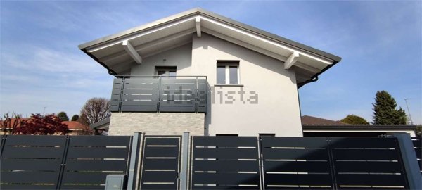 casa indipendente in vendita a Fenegrò