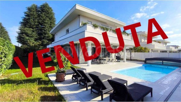 casa indipendente in vendita a Fenegrò