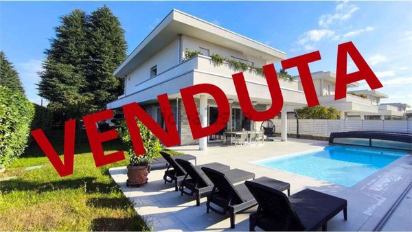 casa indipendente in vendita a Fenegrò