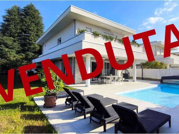 casa indipendente in vendita a Fenegrò