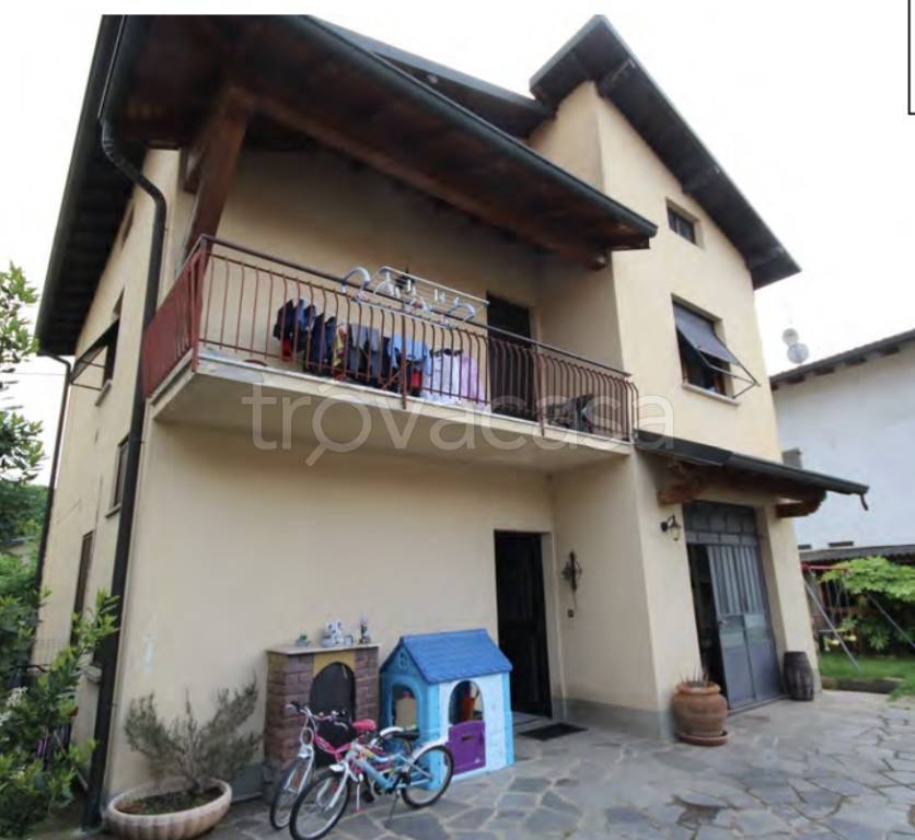 casa indipendente in vendita a Fenegrò