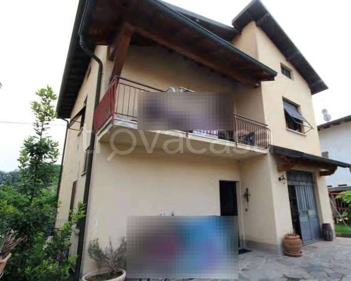 casa indipendente in vendita a Fenegrò