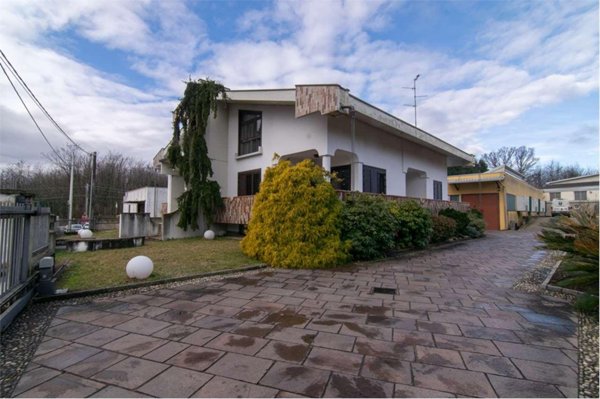 casa indipendente in vendita a Fenegrò