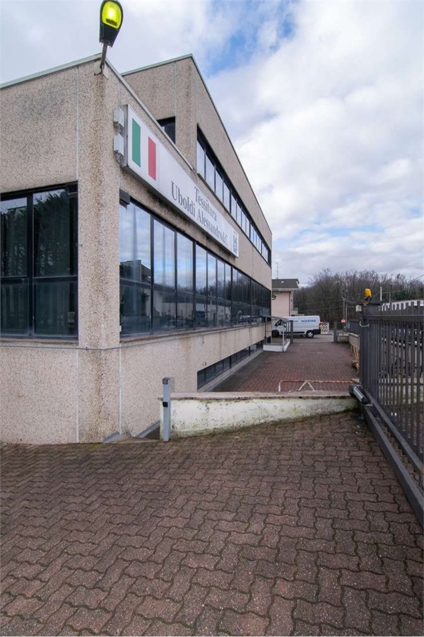 locale di sgombero in vendita a Fenegrò