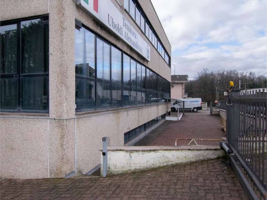 locale commerciale in vendita a Fenegrò