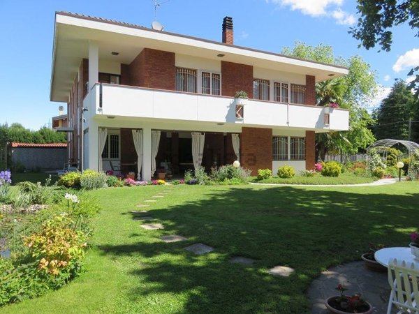 casa indipendente in vendita a Fenegrò