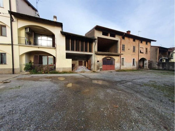 casale in vendita a Fenegrò