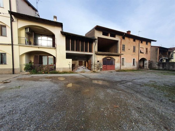 casale in vendita a Fenegrò