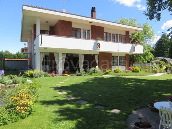 casa indipendente in vendita a Fenegrò