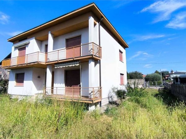 casa indipendente in vendita a Fenegrò