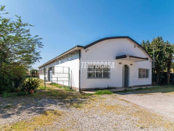 casa indipendente in vendita a Fenegrò