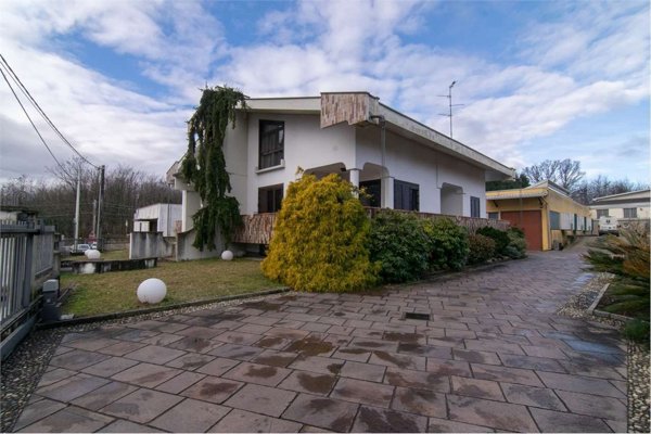 casa indipendente in vendita a Fenegrò