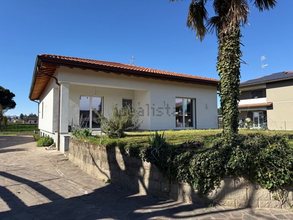casa indipendente in vendita a Fenegrò