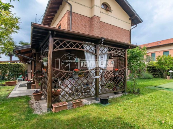 casa indipendente in vendita a Fenegrò
