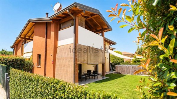 casa indipendente in vendita a Fenegrò