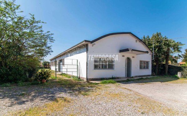 casa indipendente in vendita a Fenegrò