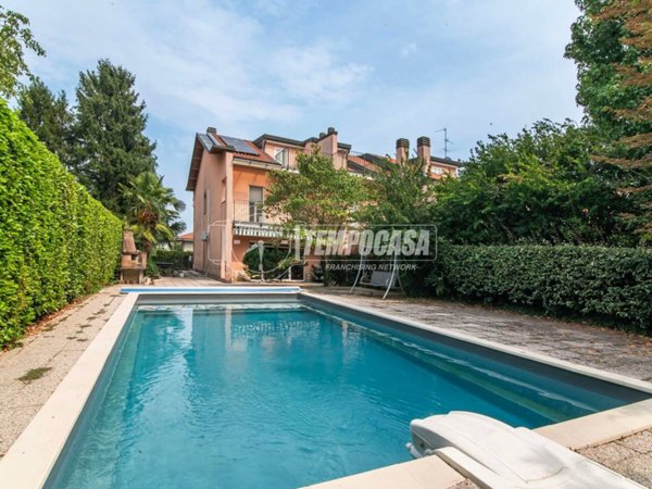 casa indipendente in vendita a Fenegrò