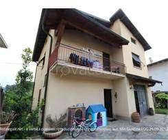 casa indipendente in vendita a Fenegrò
