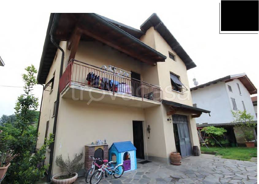 casa indipendente in vendita a Fenegrò