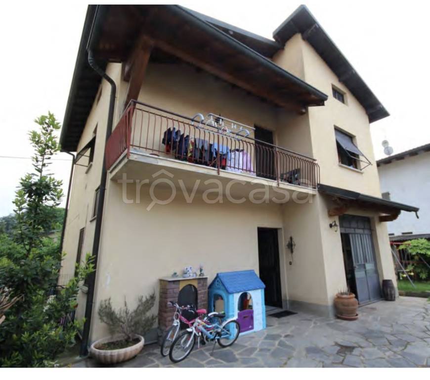 casa indipendente in vendita a Fenegrò
