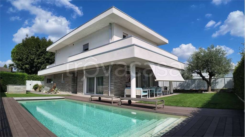 casa indipendente in vendita a Fenegrò