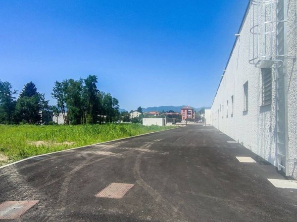locale commerciale in vendita a Fino Mornasco