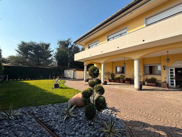 casa indipendente in vendita a Fino Mornasco