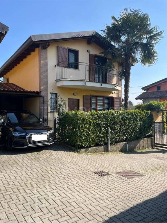 casa indipendente in vendita a Fino Mornasco