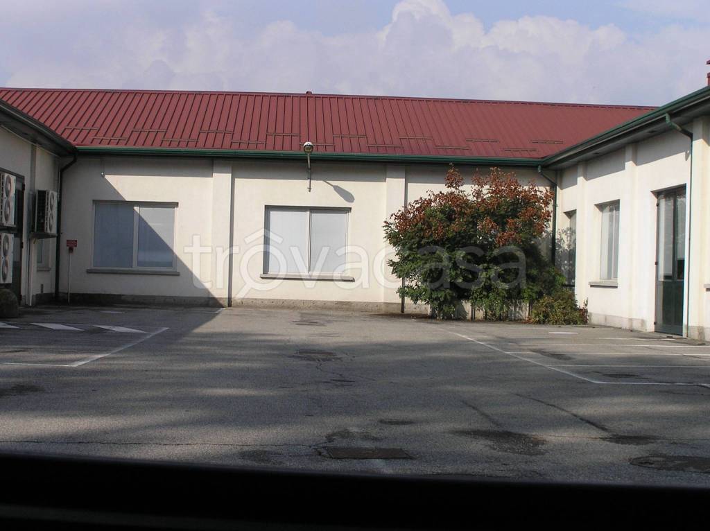 locale commerciale in vendita a Fino Mornasco