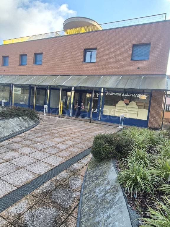 negozio in vendita a Fino Mornasco