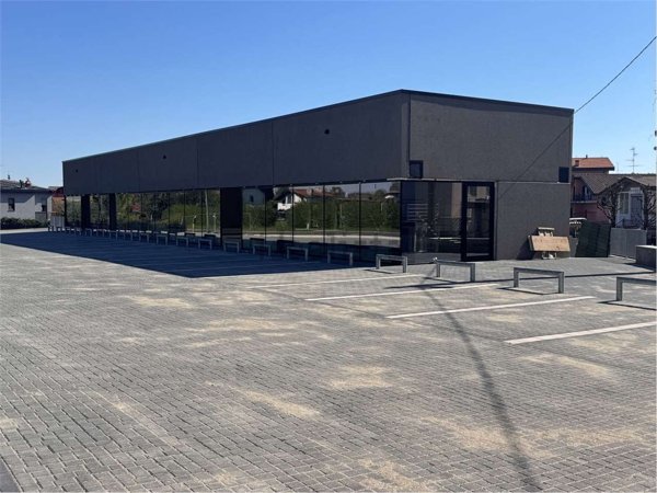 locale commerciale in vendita a Fino Mornasco