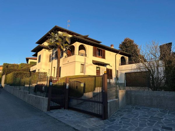 casa indipendente in vendita a Fino Mornasco