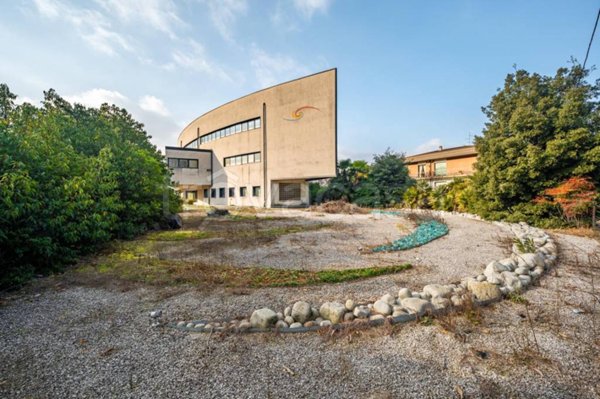 negozio in vendita a Fino Mornasco