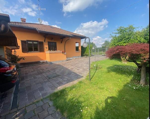 casa indipendente in vendita a Fino Mornasco