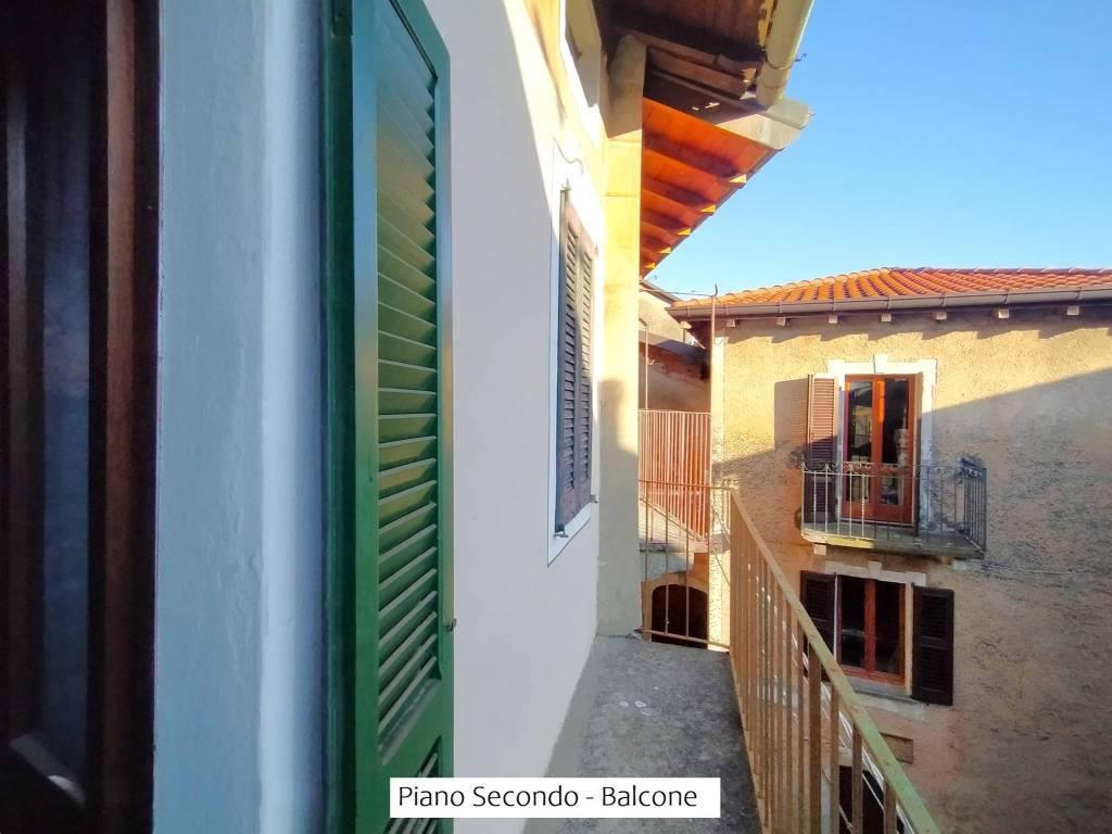 casa indipendente in vendita a Grandola ed Uniti in zona Naggio