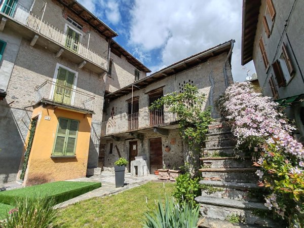 casa semindipendente in vendita a Grandola ed Uniti in zona Naggio