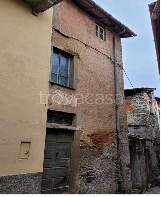 intera palazzina in vendita a Grandola ed Uniti in zona Naggio