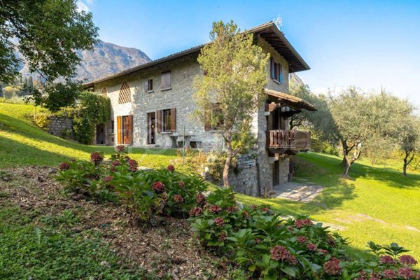 casa indipendente in vendita a Griante