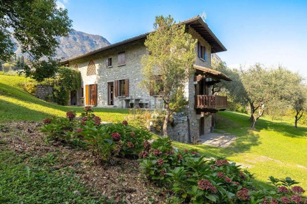 casa indipendente in vendita a Griante