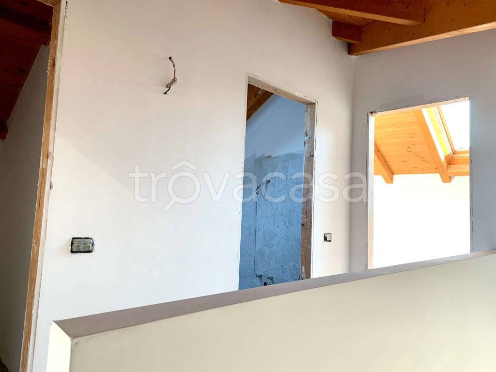 appartamento in vendita ad Inverigo in zona Romanò