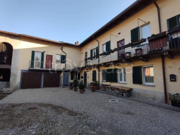 appartamento in vendita ad Inverigo in zona Romanò
